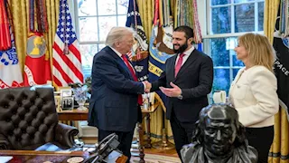 فيديو| دون استقبال رسمي.. لحظة دخول الشرع البيت الأبيض من باب خلفي