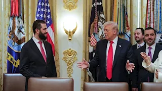 قبعة تحمل شعار MAGA.. الشرع يكشف تلقيه هدية رمزية من ترامب بالبيت الأبيض