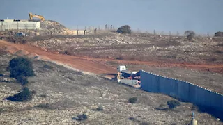 يمنع وصول السكان لـ4 آلاف متر.. إسرائيل تٌشيد جدارًا يتخطى الحدود اللبنانية