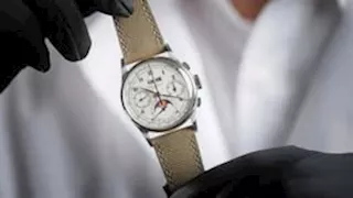 سعرها تخطى نصف مليار جنيه.. بيع أغلى ساعة يد في أقل من 10 دقائق (صور)