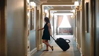 بسبب إلغاء الحجز.. لن تتوقع ما فعلته امرأة داخل غرفة فندق