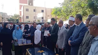 بالصور- وكيل تعليم المنوفية يكرم الطالبات والمعلمات حفظة القرآن الكريم بالشهداء