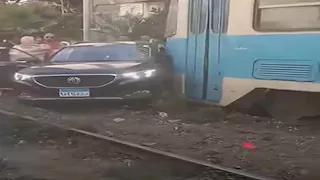 بالصور- ترام الإسكندرية يصطدم بسيارة ملاكي في مزلقان سان ستيفانو