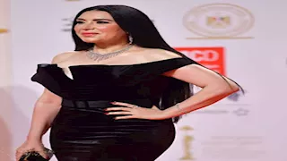 عبير صبري تخطف الأنظار بفستان أسود جريء على الريد كاربت 