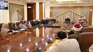 المفتي يتابع سير العمل مع الباحثين وأمناء الفتوى ويستعرض المشروعات العلمية 