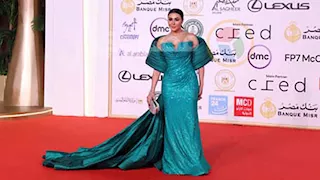 قُبلة وفستان جريء.. ميرهان حسين تتألق في افتتاح مهرجان القاهرة السينمائي