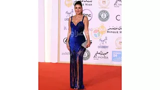 نجلاء بدر بفستان أزرق مكشوف الساق على السجادة الحمراء لمهرجان القاهرة السينمائي