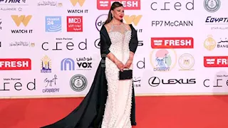تشبه العروسة.. ليلى علوي تتألق بفستان أبيض فاخر في افتتاح مهرجان القاهرة السينمائي