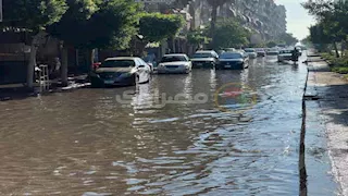غرق شوارع بورسعيد في مياه الأمطار والأجهزة التنفيذية تحاول السيطرة - صور