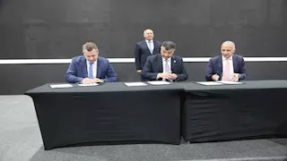 كامل الوزير يشهد توقيع عقد إدارة وتشغيل شبكة القطار الكهربائي السريع  