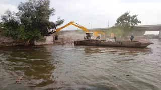 بعد غرق البيوت والمحاصيل.. "لوادر الري" تزيل ما تبقى من منازل طرح النهر بالمنوفية -صور