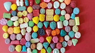 إحباط جلب ٢٠ كيلو مخدر MDMA بمطار القاهرة