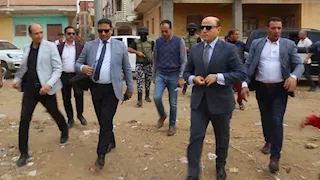 "أبويا نفسه يشوفك".. محافظ كفر الشيخ يقطع جولته لزيارة مسن في منزله (صور)