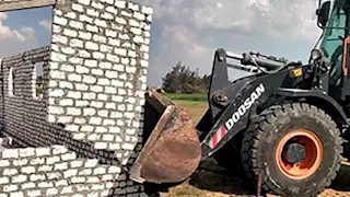 بالصور- إزالة مزرعة دواجن ومواشي مخالفة في أبو صوير بالإسماعيلية