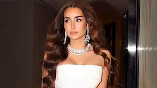 "فستان أبيض ومجوهرات من الألماظ".. هنا الزاهد تحتفل بتنصيبها سفيرة لبراند عالمي