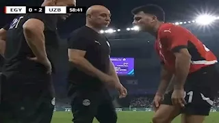زيزو يغادر أرضية ملعب مباراة مصر وأوزباكستان بسبب الإصابة