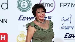 "السن مجرد رقم".. لبلبة بإطلالة شبابية على ريد كاربت القاهرة السينمائي