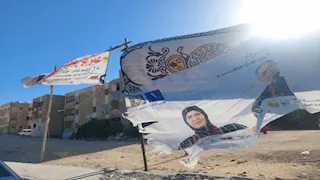 بالصور- الرياح الشديدة تمزق دعاية مرشحي مجلس النواب بجنوب سيناء