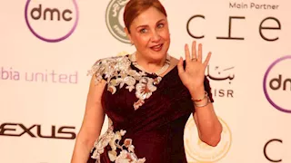 الأسود يليق بها.. شيرين تتألق في رابع أيام مهرجان القاهرة