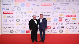 حسين فهمي ببدلة أنيقة في رابع أيام مهرجان القاهرة