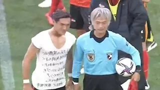 "ممر وبطاقة".. 13 صور لتكريم خاص لحكم في الدوري الياباني بعد اعتزاله