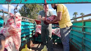 بالصور.. محافظ الإسماعيلية يوقف سيارة لحوم مخالفة ويُحيلها للجهات المختصة