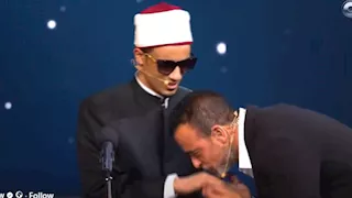 "دولة التلاوة".. مصطفى حسني يُقبل يد المتسابق محمد أحمد حسن