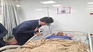 صور.. وزير الثقافة يزور طلاب أسوان المصابين في حادث إسنا