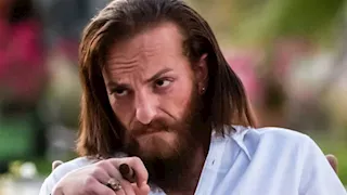 الممثل السوري أويس مخللاتي يعلن اعتناقه الديانة المسيحية (فيديو)