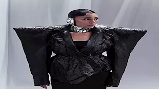 غادة عبدالرازق بإطلالة غريبة في أحدث ظهور.. والجمهور: "شايله الحمل على كتافها"