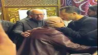 "قبلات على الرأس".. استقبال خاص من نجوم الزمالك لأسطورة النادي في عزاء محمد صبري (فيديو)