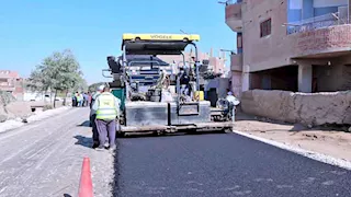 محافظ سوهاج يتفقد رصف طريق جهينة بتكلفة 40 مليون جنيه