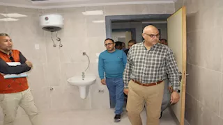 محافظ القليوبية يتفقد فرش التجهيزات الطبية بمستشفى طوخ تمهيدًا لافتتاحه