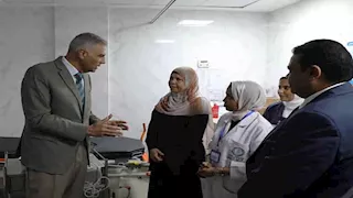 محافظ أسوان يزور الطالبة المصابة في حادث أتوبيس وزارة الثقافة