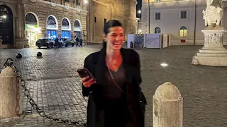 تارا عماد تخطف الأنظار من أحدث ظهور في شوارع روما