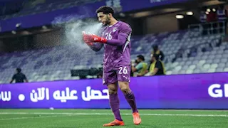    "قصص متفوتكش".. لقطة مثيرة للجدل بمباراة مصر وكاب فيردي .. وتعليق شوبير على تألق ابنه