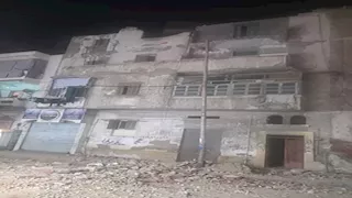 انهيار شرفة بعقار في منطقة كابو بالإسكندرية.. والحي يتدخل (صور)
