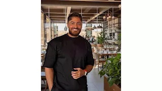 "محتاج الناس كلها تدعي له".. شاعر غنائي يكشف معاناة تامر حسني من أزمة صحية