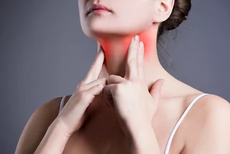 يخلصك من التهاب الحلق.. طبيبة تنصح بتناول زيت الزيتون مع العسل 