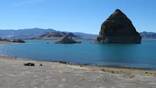 داخلها هرم غامض وطحالب سامة عمرها 9000 عام.. ما هي بحيرة بيراميد؟ (صور)