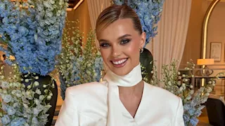 ملكة جمال العالم لعام 2024 بإطلالة راقية.. كيف نسقتها؟