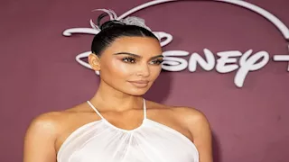 فستان من ريش مروحة إدواردية.. إطلالة كيم كارداشيان تثير الجدل ومصممة تعلق