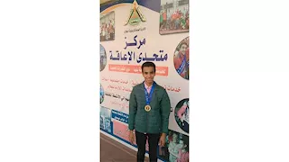 رئيس جامعة بنها يهنئ طالبًا فاز ببطولة الجمهورية للسباحة