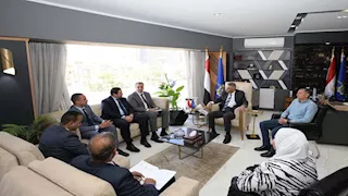 بالصور- محافظ أسوان وبنك القاهرة يناقشان تعزيز الاستثمار والتحول الرقمي