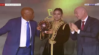 بينهن منافستها.. لاعبات الجيش الملكي يحتفلن بغزلان الشباك (فيديو)