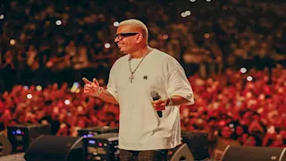 10 صور من حفل عمرو دياب في دبي.. ارتدى مفتاح الحياة واحتفل بافتتاح المتحف الكبير