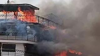 شرارة صيانة.. الصور الأولى من حريق مركب سياحي بأسوان