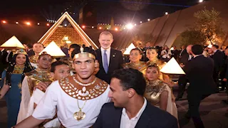   افتتاح المتحف المصري الكبير.. ملك إسبانيا يلتقط صورًا تذكارية مع الفنانين المشاركين 