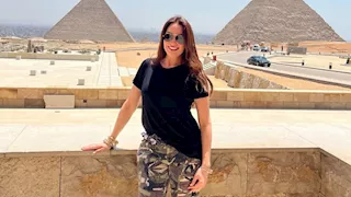 نرمين الفقي تتألق بإطلالة ساحرة في الأهرامات.. هكذا نسقت اللوك؟