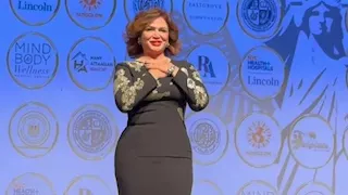 فستان أنيق.. 4 صور ومعلومات عن إطلالة إلهام شاهين في المهرجان المصري الأمريكي للسينما والفنون